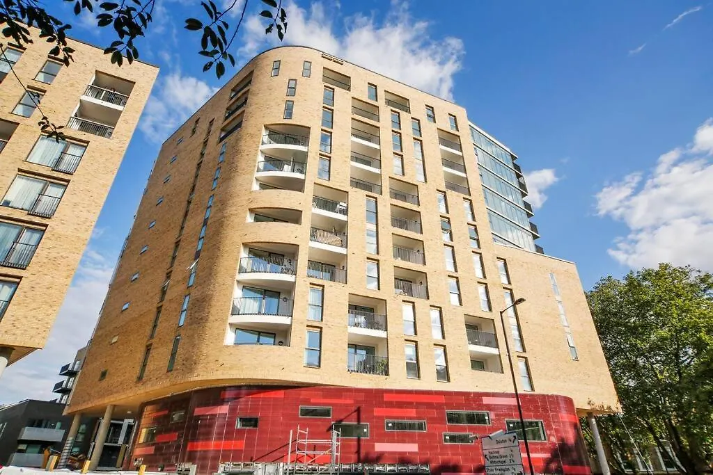 Cool Dalston Studio With Balcony And Gym Apartment London
