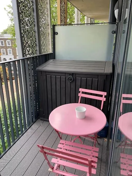 런던 Cool Dalston Studio With Balcony And Gym 아파트