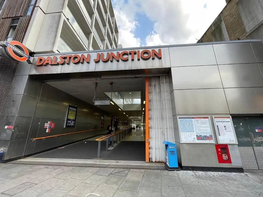 런던 Cool Dalston Studio With Balcony And Gym 아파트 0*,